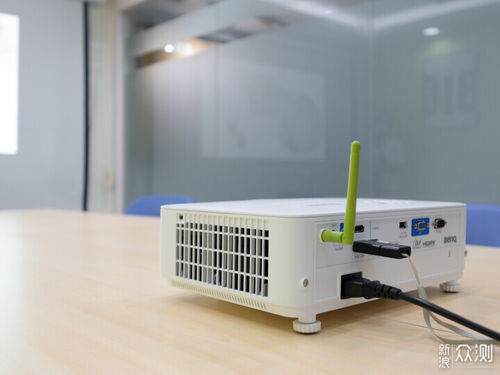 明基e582專(zhuān)業(yè)辦公投影儀,體驗(yàn)智能開(kāi)會(huì)時(shí)刻